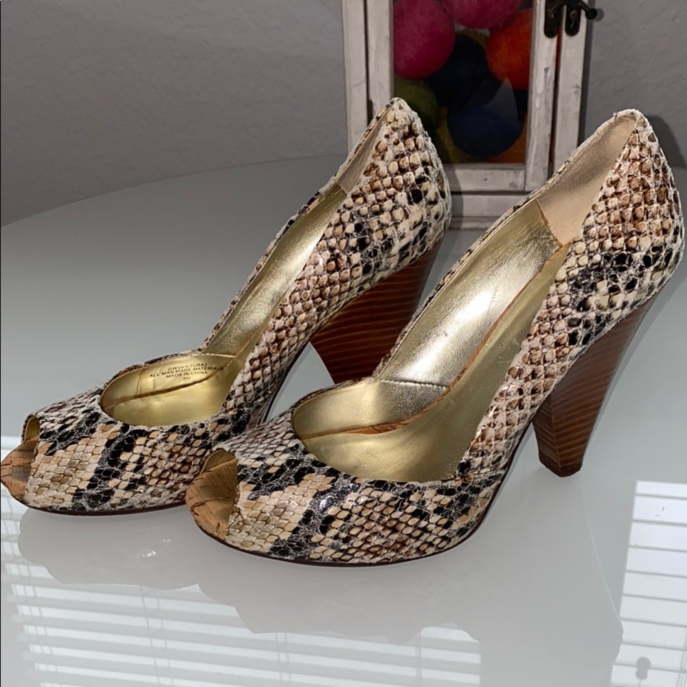 Guess Cream and Black Peep-toe Pumps - Picture 4 of 8